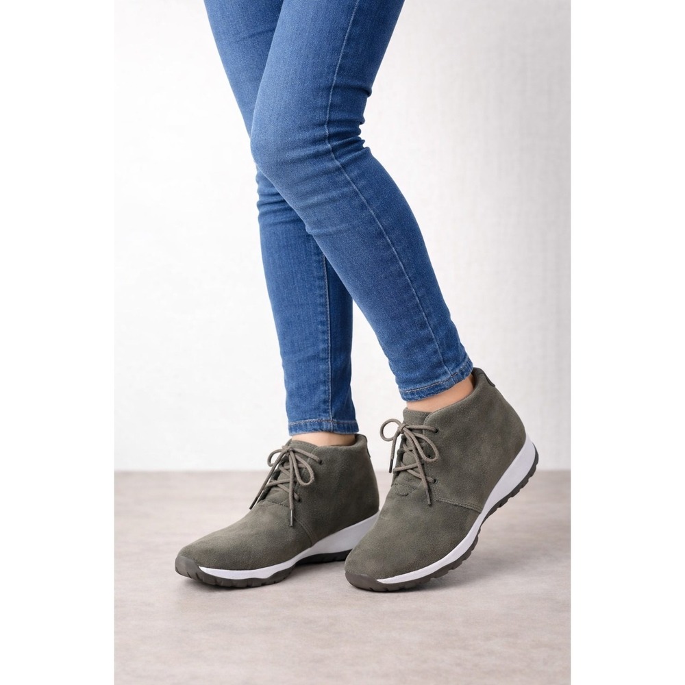 Air Jordan Future Olive Suede Mid-Top Shoes Women's size 7 AR0726 300